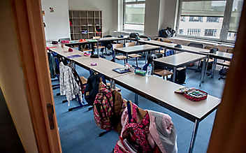 Tirol: Lehrerin setzt Schüler vor die Tür - (c) Foto: Danny Gys / Reporters / picturedesk.com Tirol: Lehrerin setzt Schüler vor die Tür