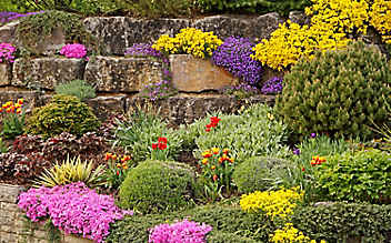 Trockensteinmauer selber bauen - (c) Foto: iStock Trockensteinmauer selber bauen