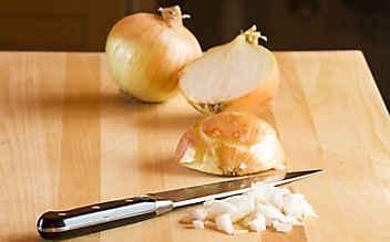 Zwiebel richtig schneiden - (c) Foto: Thinkstock Zwiebel richtig schneiden