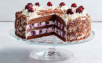 Schritt für Schritt-Anleitung: Schwarzwälder Kirschtorte - (c) Foto: Eisenhut & Mayer Schritt für Schritt-Anleitung: Schwarzwälder Kirschtorte