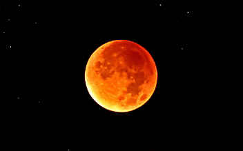 Mars trifft die längste Mondfinsternis des 21. Jahrhunderts - (c) Foto: Mauritius Images Mars trifft die längste Mondfinsternis des 21. Jahrhunderts