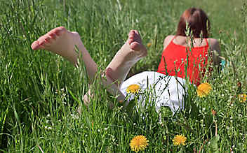 Fußpflege im Sommer - (c) Foto: Mauritius Images Fußpflege im Sommer