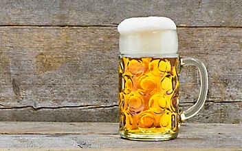 So zapft man Bier richtig - (c) Foto: Mauritius Images So zapft man Bier richtig