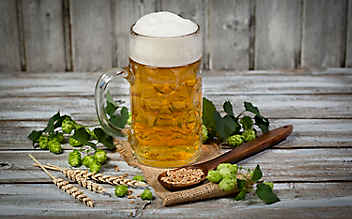 Ein Schluck Bier für fettige Haut - (c) Foto: Mauritius Images Ein Schluck Bier für fettige Haut