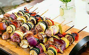 5 feine Spieß-Rezepte - (c) Foto: Mauritius Images 5 feine Spieß-Rezepte