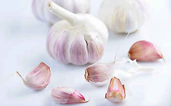 Blitzschnell Knoblauch schälen - (c) Foto: Mauritius Images Blitzschnell Knoblauch schälen