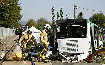Bus und Zug stoßen in Graz zusammen - (c) Bild: APA Bus und Zug stoßen in Graz zusammen