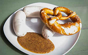So isst man die Weißwurst richtig - (c) Foto: Julia Rotter So isst man die Weißwurst richtig