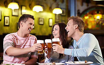 Ein Prost auf unser Bier! - (c) iStockphoto.com_Deklofenak Ein Prost auf unser Bier!