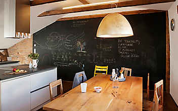 So wird die Wand zur Tafel - (c) Foto: Harald Eisenberger So wird die Wand zur Tafel