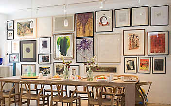 So gestalten Sie eine kunstvolle Bilderwand - (c) Foto: Monika Löff So gestalten Sie eine kunstvolle Bilderwand