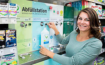 dm testet Abfüllstationen für Reinigungsmittel
- (c) dm/Riebler dm testet Abfüllstationen für Reinigungsmittel