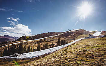 Trotz warmer Temperaturen: Kitzbühel startet in Skisaison - (c) APA/EXPA/STEFANIE OBERHAUSER Trotz warmer Temperaturen: Kitzbühel startet in Skisaison