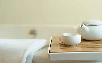 Mit einer Badewanne voll Tee Wehwechen lindern - (c) Foto: iStock.com Mit einer Badewanne voll Tee Wehwechen lindern