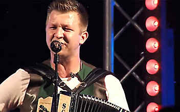 Volksmusiker wurde bei Auftritt zum Lebensretter - (c) Foto: Screenshot rotes Kreuz Volksmusiker wurde bei Auftritt zum Lebensretter