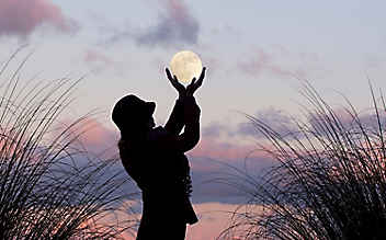 So schöpfen wir Kraft aus dem Vollmond
- (c) Foto: Mauritius Images So schöpfen wir Kraft aus dem Vollmond
