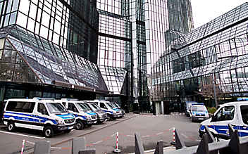 Geldwäsche-Razzia bei der Deutschen Bank - (c) Michael Probst / AP / picturedesk.com Geldwäsche-Razzia bei der Deutschen Bank