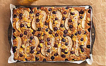 Müsli-Blechkuchen mit Birnen und Heidelbeeren - (c) Foto: Eisenhut & Mayer Müsli - Blechkuchen