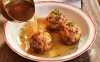 Gebackene Speckknödel aus dem Lammertal - (c) Foto: Eisenhut & Mayer Gebackene Speckknödel