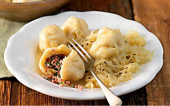 Innviertler Speckknödel mit warmem Krautsalat - (c) Foto: Eisenhut & Mayer Innviertler Speckknödel