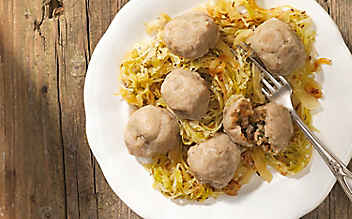 Innviertler Speckknödel mit warmem Krautsalat - (c) Foto: Eisenhut & Mayer Innviertler Speckknödel