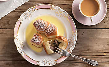 Buchteln mit Mohnfülle auf Vanillesauce - (c) Foto: Eisenhut & Mayer Mohnbuchteln