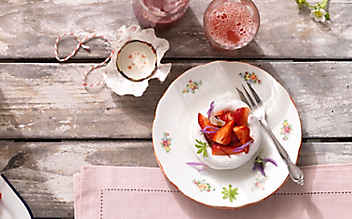 Herrlich leichtes Baiser mit Safran-Erdbeeren - (c) Foto: Eisenhut & Mayer Baiser mit Safran-Erdbeeren