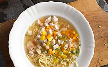 Hühnersuppe mit Einlage - (c) Foto: Eisenhut & Mayer Suppnhenn