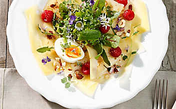 Kräuter-Blattsalat auf Bergkäse - (c) Foto: Eisenhut & Mayer Kräuter-Blattsalat