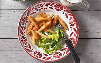 Buttermilch-Nudeln mit Bröseln und Salat - (c) Foto: Eisenhut & Mayer Buttermilchnudeln