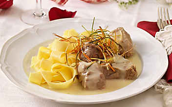 Eingemachtes Kalbfleisch mit Bandnudeln - (c) Foto: Eisenhut & Mayer Eingemachtes Kalbfleisch