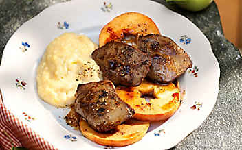 Entenleber mit Kartoffelpüree und gebratenen Apfelringen - (c) Foto: Eisenhut & Mayer Entenleber