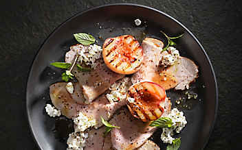 Kalbsbraten mit gegrilltem Weingartenpfirsich und Ricotta - (c) Foto: Eisenhut & Mayer Kalbsbraten mit Pfirsich
