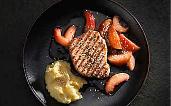 Schweinsrückensteak mit Pfirsich und Erdäpfelpüree - (c) Eisenhut & Mayer Schweinsrückensteak