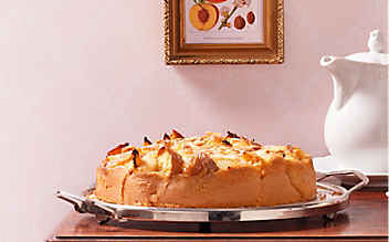 Pfirsichkuchen mit Mandeln-Rosmarin-Guss - (c) Foto: Eisenhut & Mayer Gebackener Pfirsichkuchen