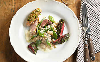 Rosa gebratene Kaninchenfilets auf Bohnen und Speckschaum - (c) Foto: Eisenhut & Mayer Kaninchen mit Bohnen