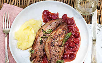 Kalbsleber-Schnitzel auf pikanter Kirschsauce - (c) Foto: Eisenhut & Mayer Kalbsleberschnitzel