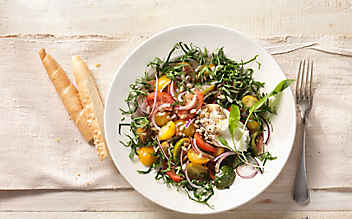 Paradeiser-Salat mit Bärlauch und Ziegenfrischkäse - (c) Foto: Eisenhut & Mayer Paradeisersalat