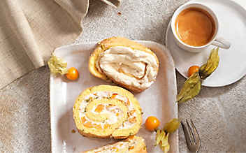 Physalis-Biskuitroulade - (c) Foto: Eisenhut & Mayer Physalis-Roulade