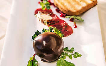 Pikante Mozartkugel mit Reh-Carpaccio und Sauce Cumberland - (c) Foto: Christof Wagner Mozartkugel