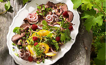 Kalter Wildschweinbraten auf Zucchini-Tomaten-Wildkräuter-Salat - (c) Foto: Eisenhut & Mayer Wildschweinbraten
