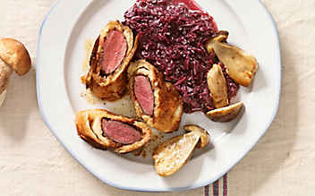 Hasenrücken in Brioche mit Hollerkraut - (c) Foto: Eisenhut & Mayer Hasenrücken
