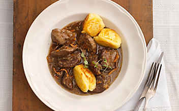 Gänseragout mit Topfenlaberln - (c) Foto: Eisenhut & Mayer Gänseragout