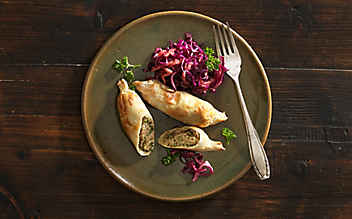 Maroni-Röllchen mit mariniertem Rotkraut - (c) Foto: Eisenhut & Mayer Maroni-Röllchen mit mariniertem Rotkraut