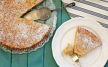 Torte aus Zitronenbiskuit - (c) Foto: Thinkstock Photos Torte aus Zitronenbiskuit