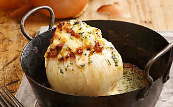 Gefüllte Zwiebeln mit Käsesauce - (c) Foto: Eisenhut & Mayer Gefüllte Zwiebeln mit Käsesauce