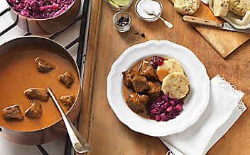 Hirschragout mit Serviettenknödeln - (c) Foto: Eisenhut & Mayer Hirschragout mit Serviettenknödeln