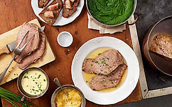 Tafelspitz mit Schnittlauch-Sauce, Apfel-Kren und Cremespinat - (c) Foto: Eisenhut & Mayer Tafelspitz mit Schnittlauch-Sauce, Apfel-Kren und Cremespinat