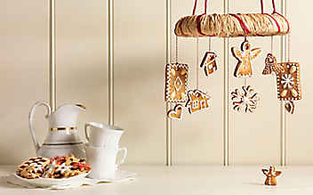Weihnachtliches Mobile aus Lebkuchen - (c) Foto: Eisenhut & Mayer Weihnachtliches Mobile aus Lebkuchen