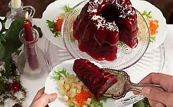 Rote-Rüben-Sulz mit Essigbirnen und Forellenkaviar - (c) Foto: Eisenhut & Mayer Rote-Rüben-Sulz mit Essigbirnen und Forellenkaviar